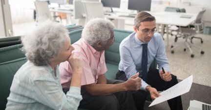 Gespräch über Bestattungsvorsorge unter Angehörigen